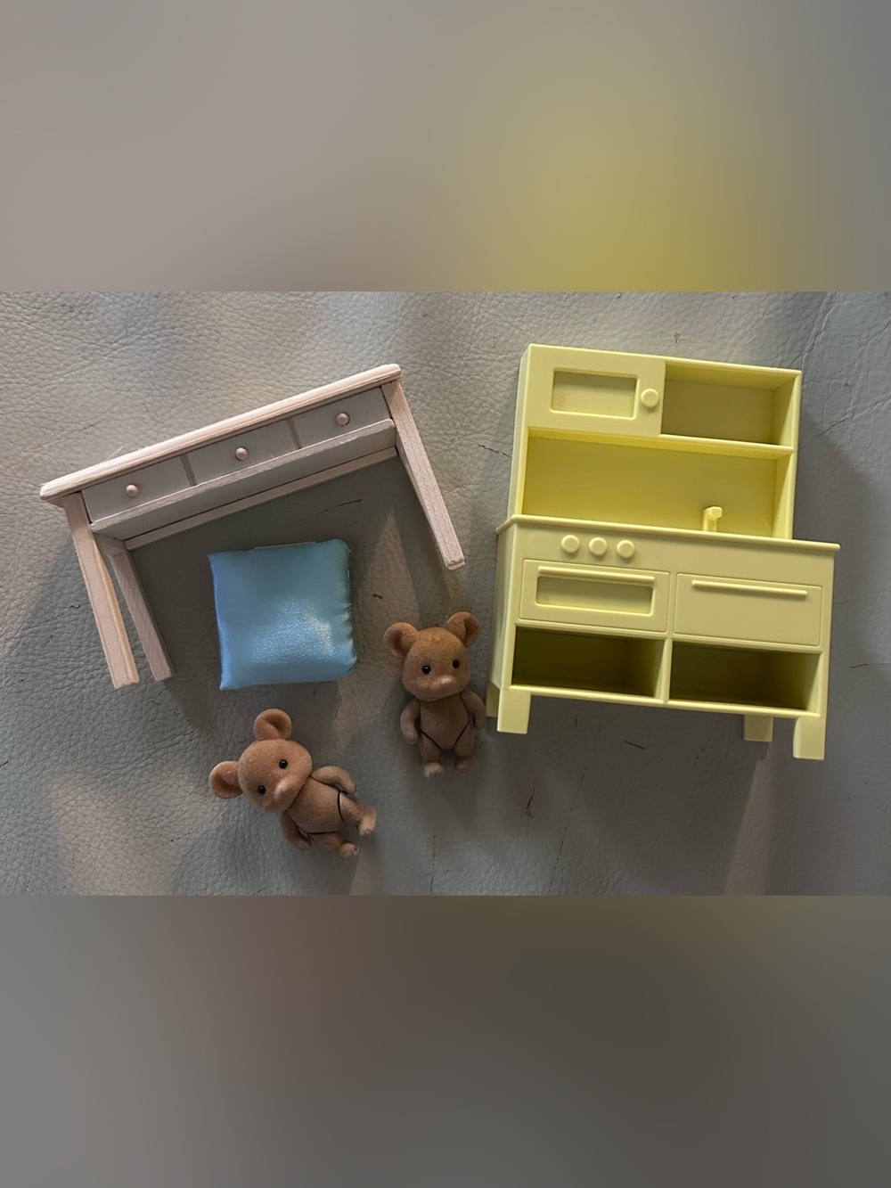 Dollhouse furniture and accessories